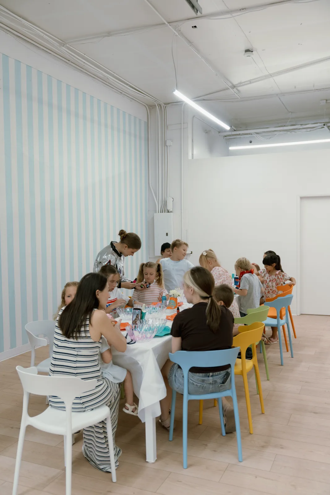 A full party table of guests at Lemur Lulu, a private kids party venue near Seattle